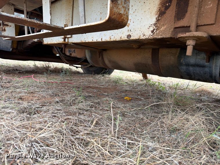 image for item EU5913 1989 Ford C8000 bucket truck