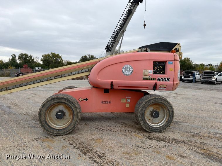 image for item EV7025 2006 JLG 600S boom lift