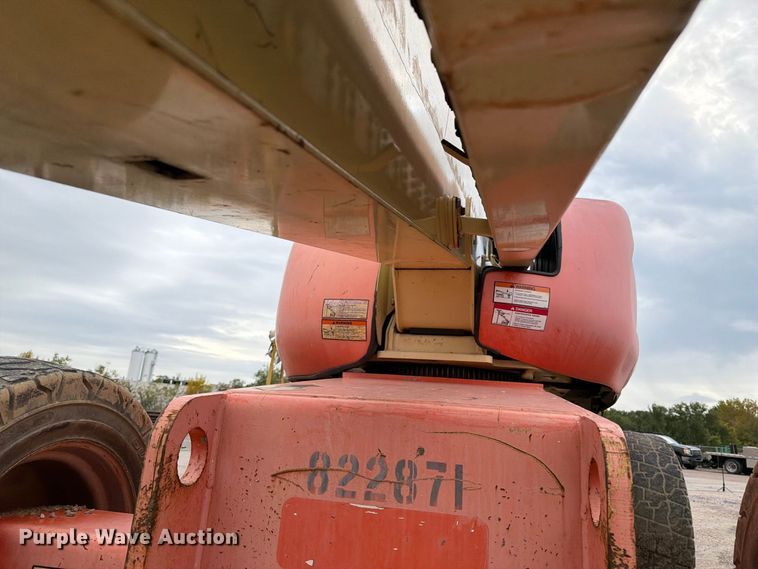 image for item EV7025 2006 JLG 600S boom lift