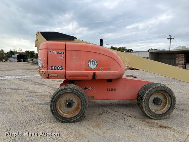 image for item EV7025 2006 JLG 600S boom lift