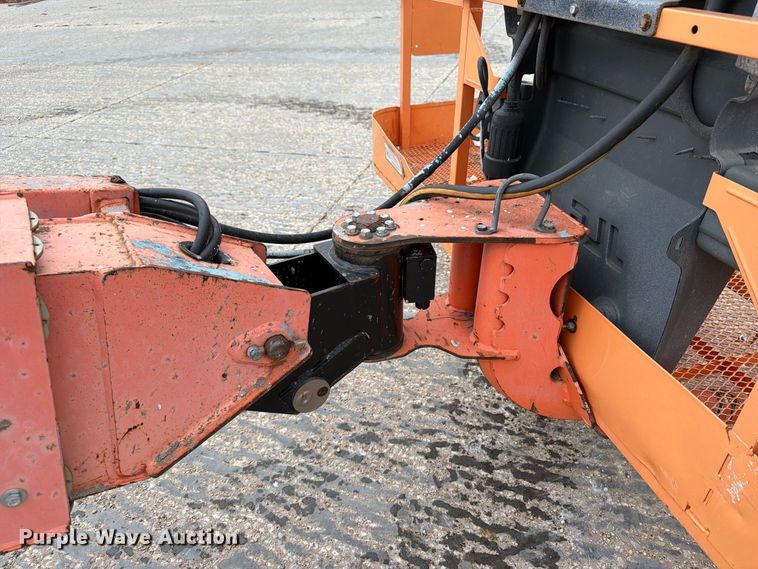 image for item EV7025 2006 JLG 600S boom lift