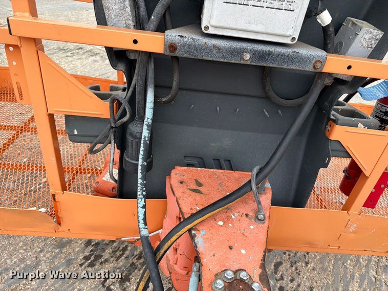 image for item EV7025 2006 JLG 600S boom lift