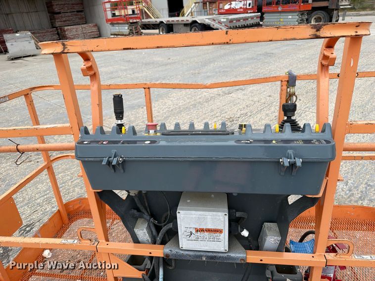 image for item EV7025 2006 JLG 600S boom lift