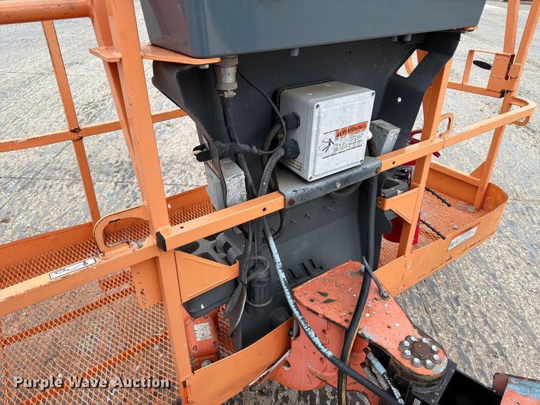 image for item EV7025 2006 JLG 600S boom lift