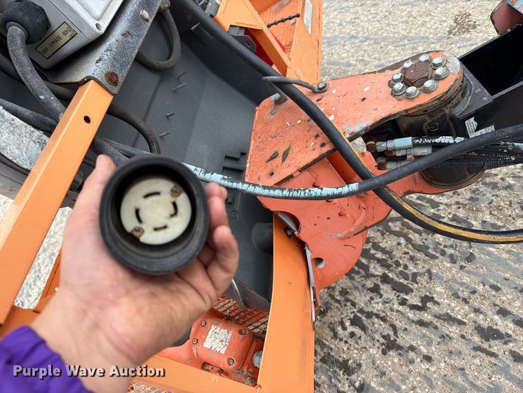 image for item EV7025 2006 JLG 600S boom lift