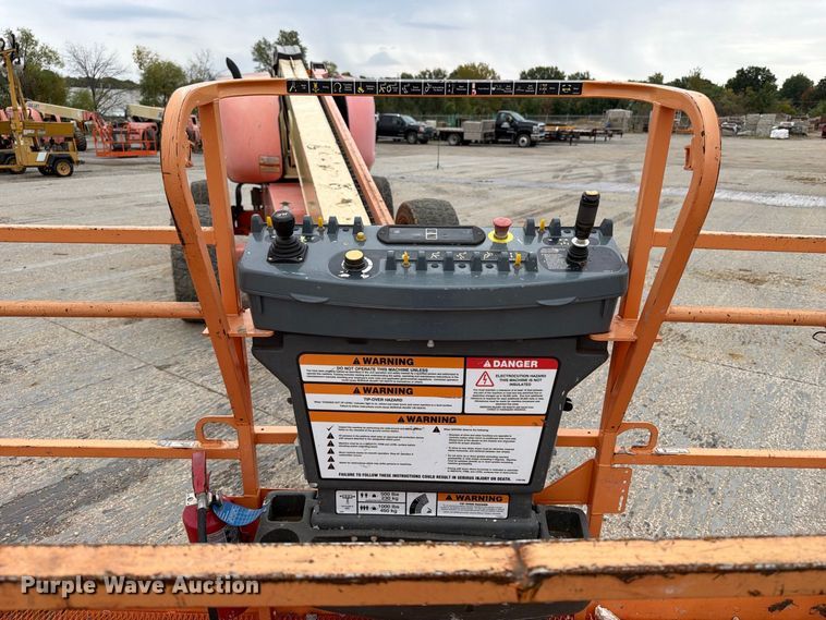 image for item EV7025 2006 JLG 600S boom lift