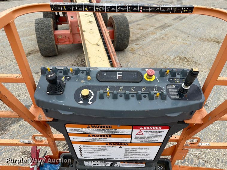 image for item EV7025 2006 JLG 600S boom lift