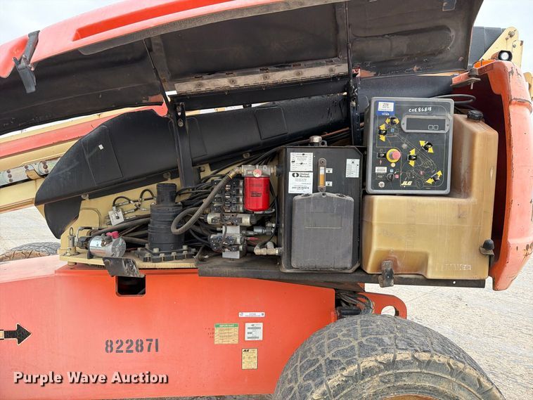 image for item EV7025 2006 JLG 600S boom lift