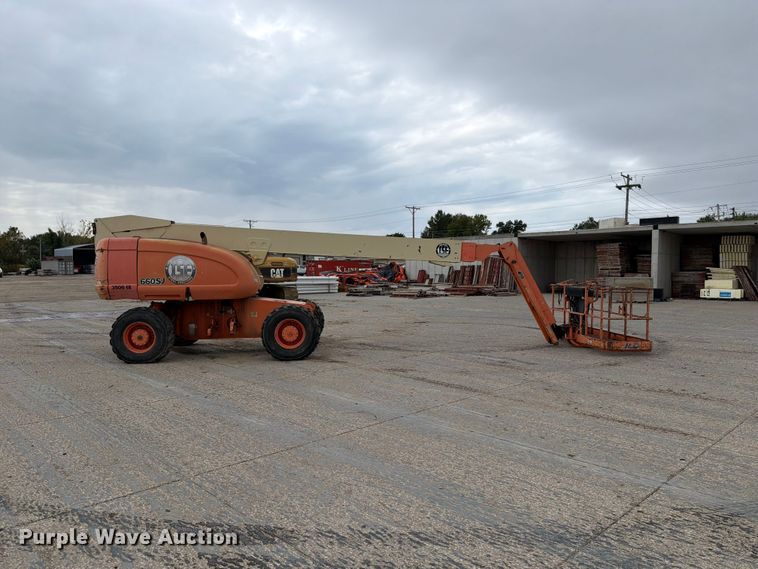 image for item EV7026 2000 JLG 660SJ boom lift