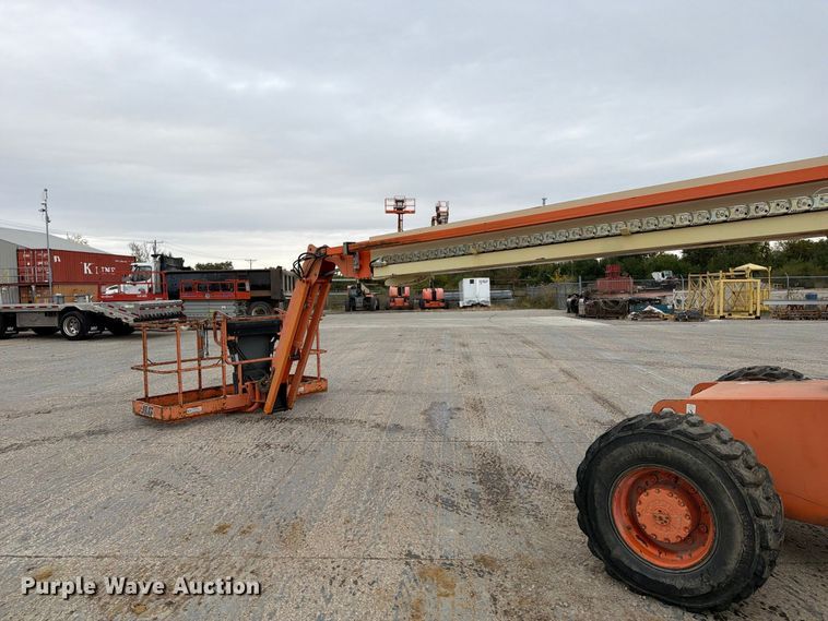 image for item EV7026 2000 JLG 660SJ boom lift