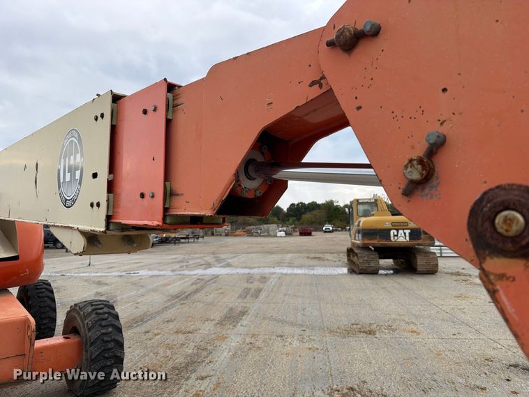 image for item EV7026 2000 JLG 660SJ boom lift