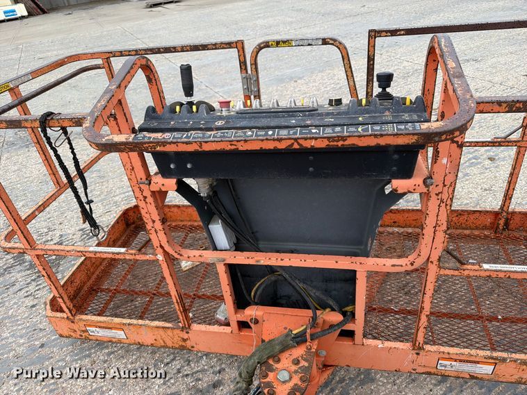 image for item EV7026 2000 JLG 660SJ boom lift