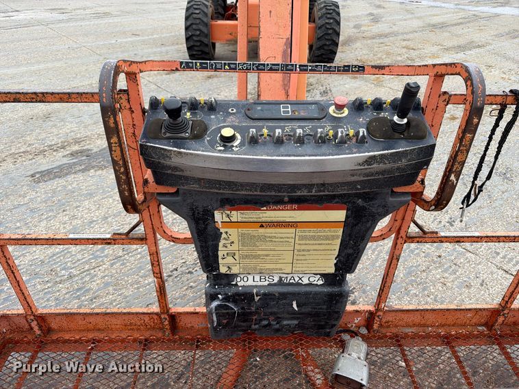 image for item EV7026 2000 JLG 660SJ boom lift