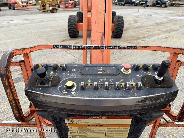 image for item EV7026 2000 JLG 660SJ boom lift