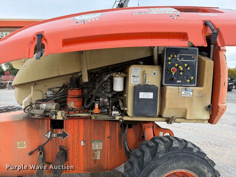 image for item EV7026 2000 JLG 660SJ boom lift