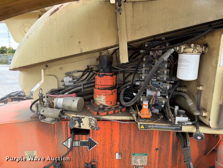 image for item EV7026 2000 JLG 660SJ boom lift