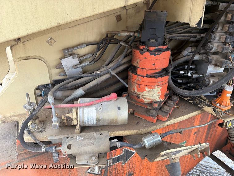 image for item EV7026 2000 JLG 660SJ boom lift