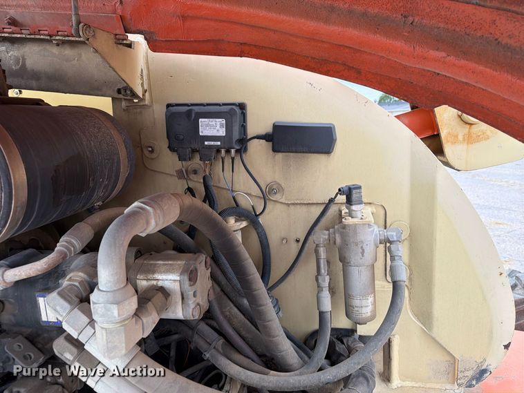 image for item EV7026 2000 JLG 660SJ boom lift