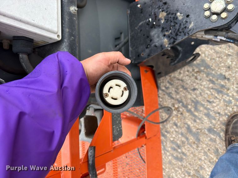 image for item EV7027 2005 JLG 660SJ boom lift
