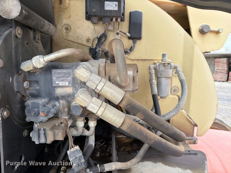 image for item EV7027 2005 JLG 660SJ boom lift