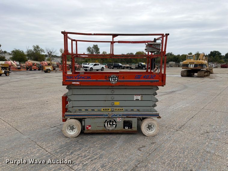 image for item EV7032 Skyjack SJ III 4832 scissor lift