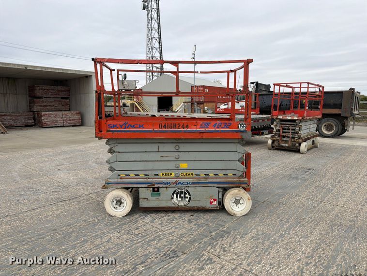 image for item EV7032 Skyjack SJ III 4832 scissor lift