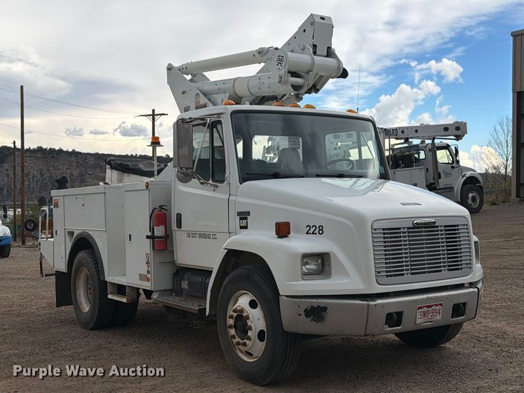 image for item EW0998 2001 Freightliner FL70 bucket truck