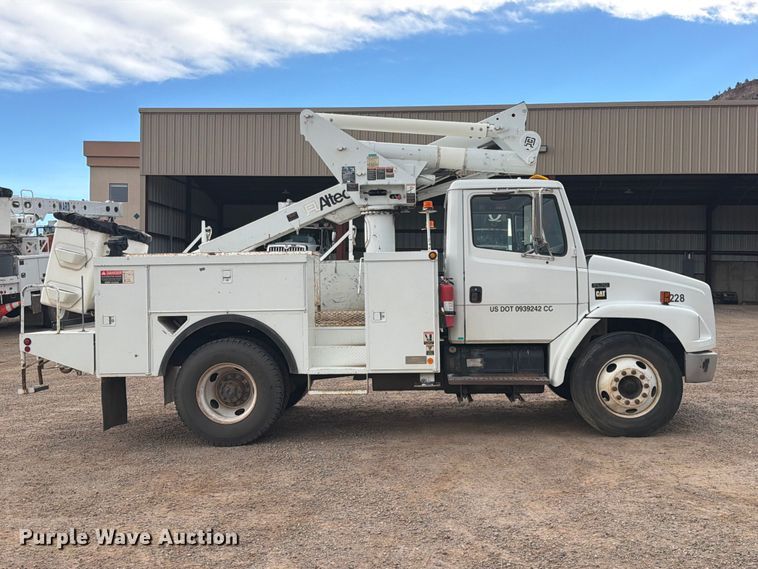 image for item EW0998 2001 Freightliner FL70 bucket truck