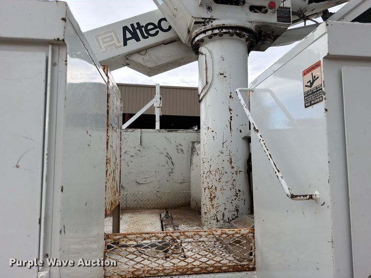 image for item EW0998 2001 Freightliner FL70 bucket truck