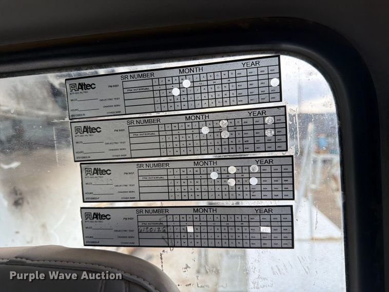 image for item EW0998 2001 Freightliner FL70 bucket truck