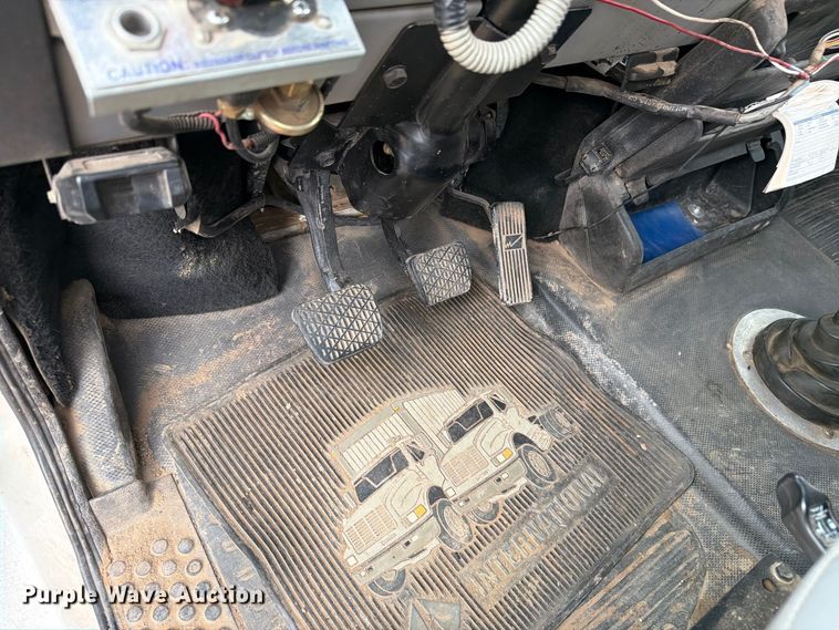 image for item EW0998 2001 Freightliner FL70 bucket truck