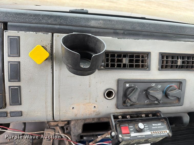 image for item EW0998 2001 Freightliner FL70 bucket truck
