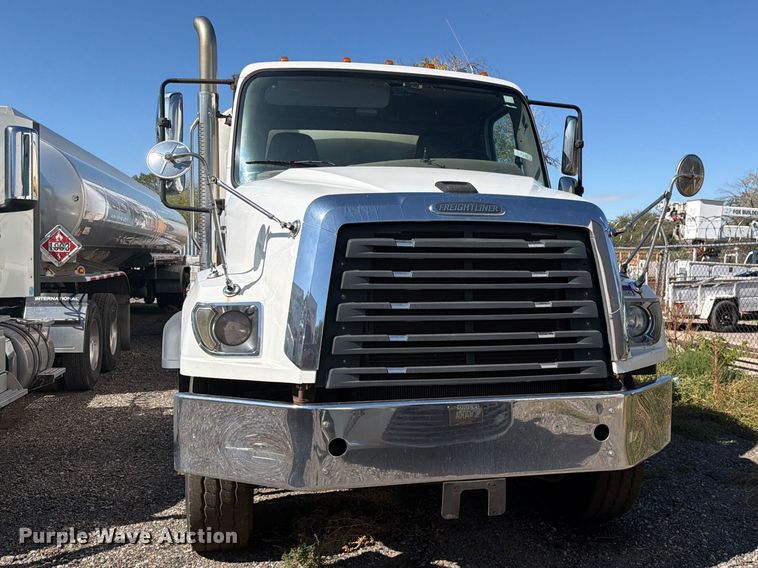 image for item EW1186 2015 Freightliner 114SD fuel truck