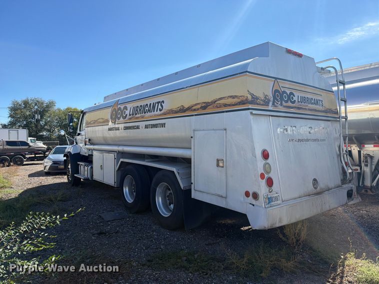 image for item EW1186 2015 Freightliner 114SD fuel truck