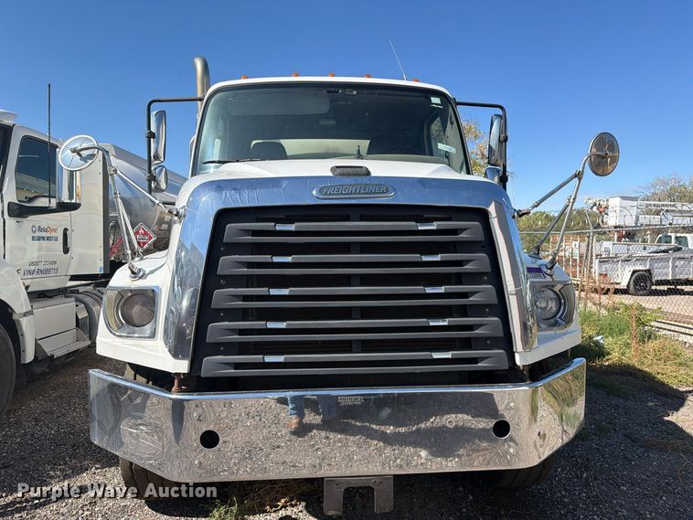 image for item EW1186 2015 Freightliner 114SD fuel truck