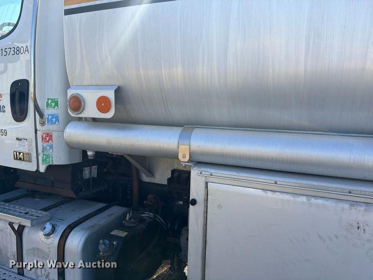 image for item EW1186 2015 Freightliner 114SD fuel truck