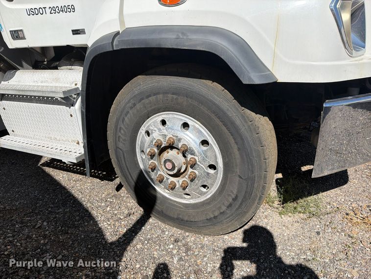 image for item EW1186 2015 Freightliner 114SD fuel truck