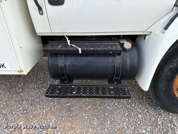 image for item EW7568 2007 International DuraStar 4400 utility / service truck