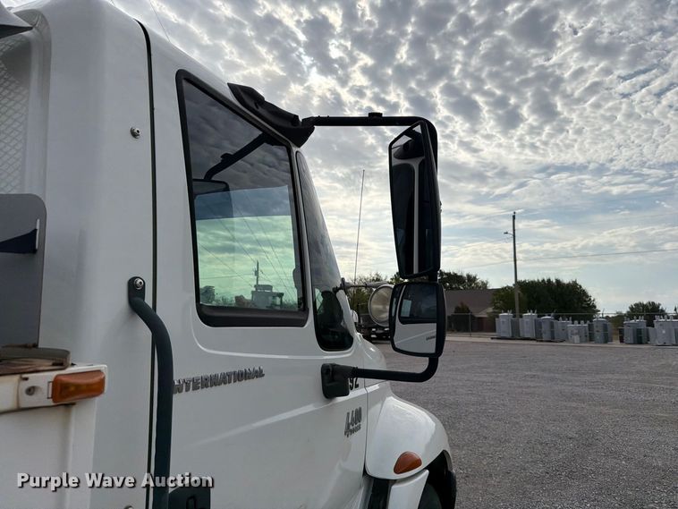 image for item EW7568 2007 International DuraStar 4400 utility / service truck