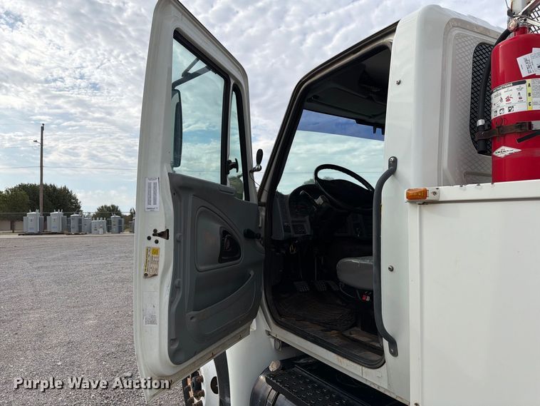 image for item EW7568 2007 International DuraStar 4400 utility / service truck