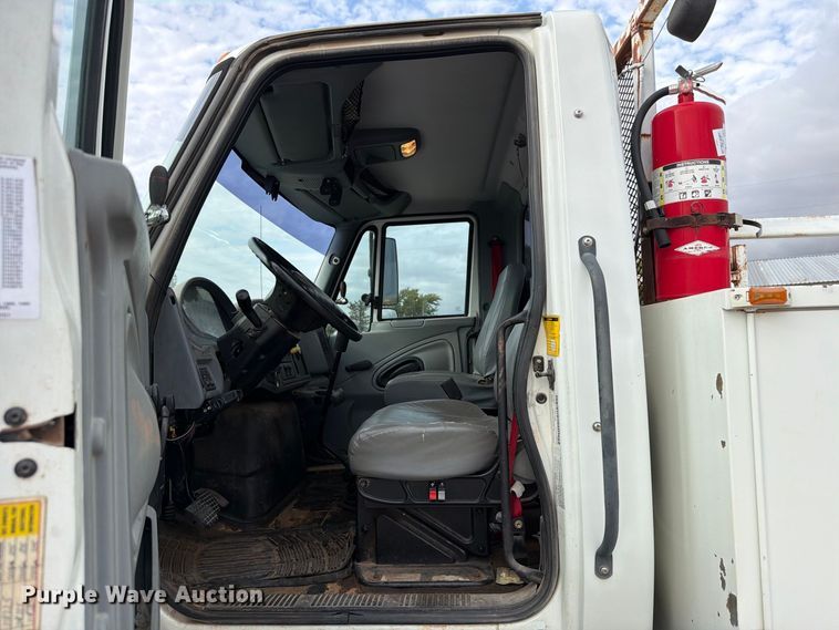 image for item EW7568 2007 International DuraStar 4400 utility / service truck