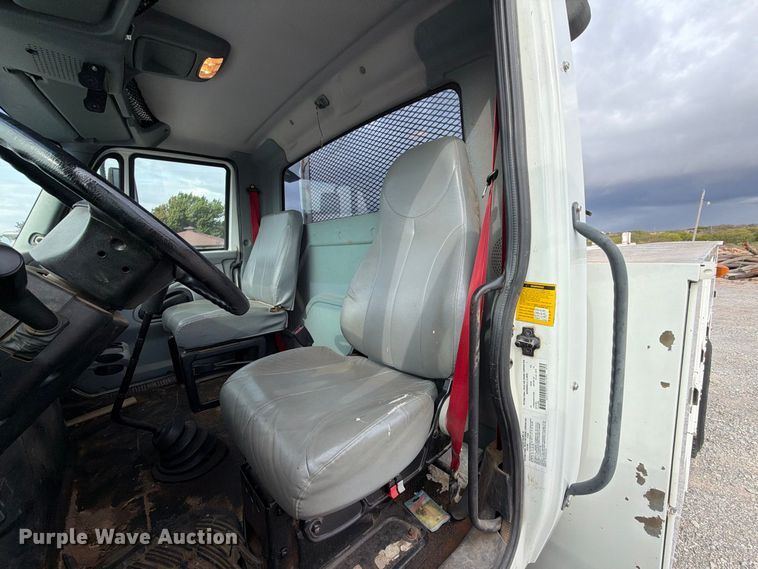 image for item EW7568 2007 International DuraStar 4400 utility / service truck