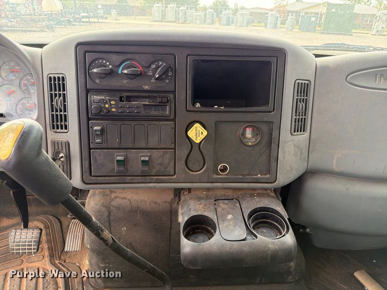 image for item EW7568 2007 International DuraStar 4400 utility / service truck