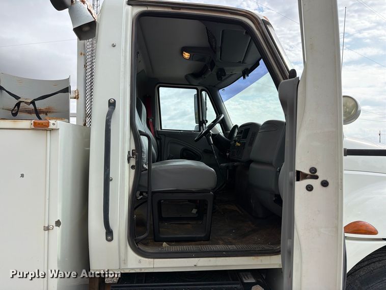 image for item EW7568 2007 International DuraStar 4400 utility / service truck