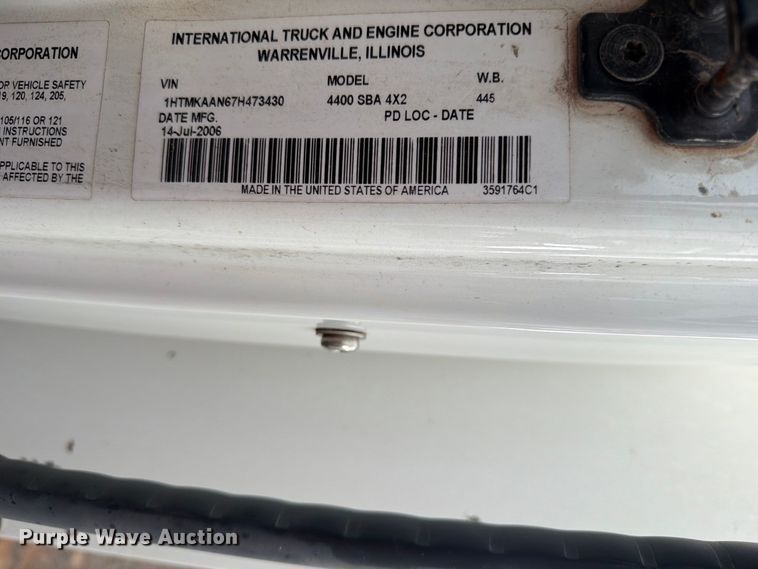 image for item EW7568 2007 International DuraStar 4400 utility / service truck