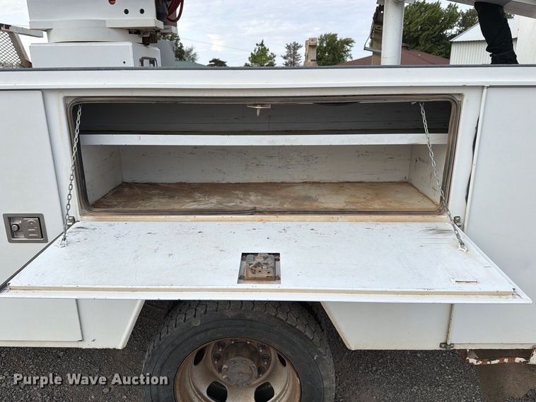 image for item EW7569 2017 Ford F550 Super Duty bucket truck