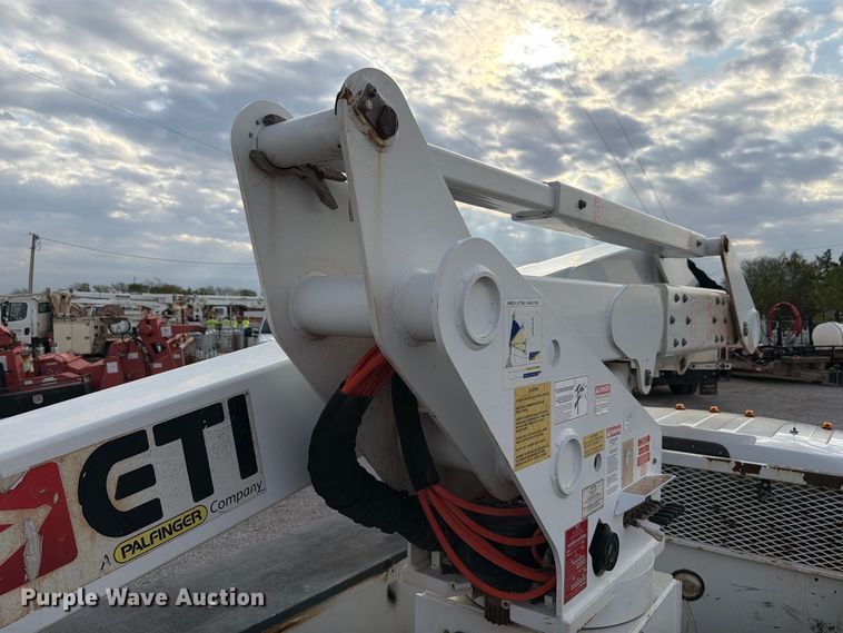 image for item EW7569 2017 Ford F550 Super Duty bucket truck