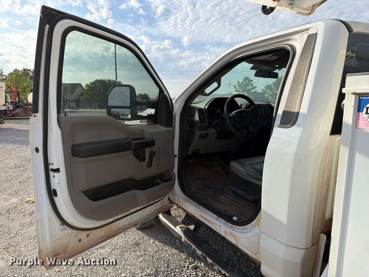 image for item EW7569 2017 Ford F550 Super Duty bucket truck