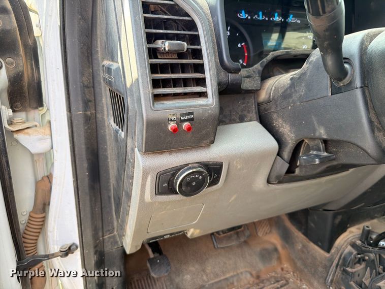 image for item EW7569 2017 Ford F550 Super Duty bucket truck