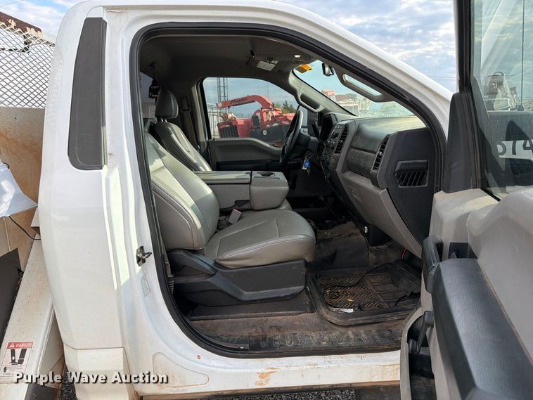 image for item EW7569 2017 Ford F550 Super Duty bucket truck